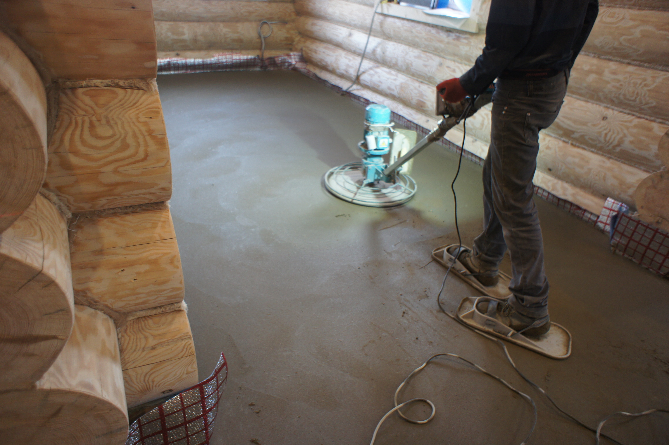 как сделать бетонный пол в деревянном доме